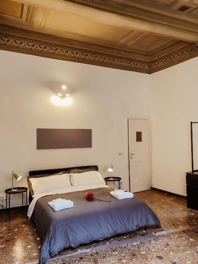 Double room private external bathroom Camera matrimoniale con bagno privato esterno
