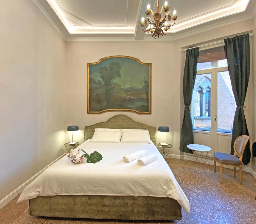 Double room with private external bathroom - Camera matrimoniale con bagno privato esterno