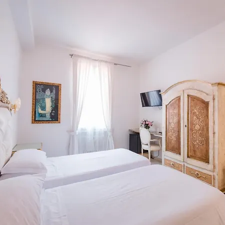 Residenza Due Torri check in presso HOTEL CENTRALE Vicolo Cattani 7-2
